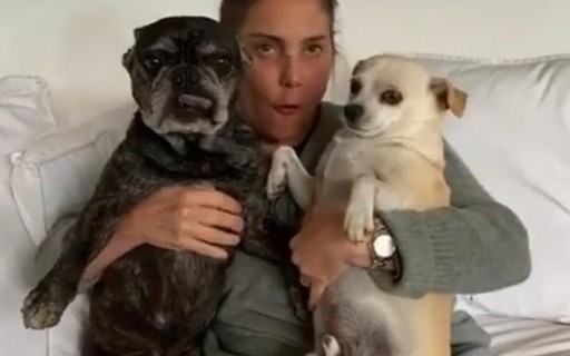 Filha de Heloísa Perissé exibe vídeo da mãe cantando parabéns com cães