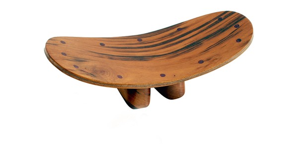 Banquinho Meditação, de madeira de reaproveitamento, 34 x 15 x 14 cm, da MTrancoso, R$ 176 (Foto: Divulgação)