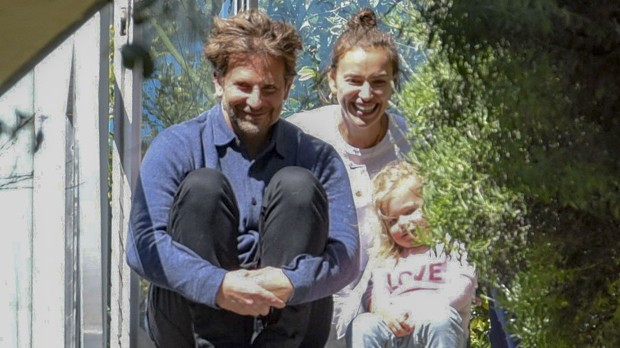 Bradley Cooper, Irina Shayk e a pequena Lea (Foto: Grosby Group)