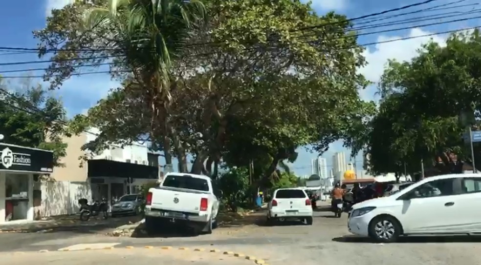 Carro bateu no canteiro central da rua que passa atrÃ¡s do CCAB Sul â€” Foto: ReproduÃ§Ã£o/Redes Sociais