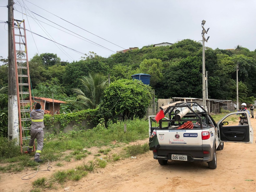 Equipe da Equatorial estava em Riacho Doce para fazer outro serviço e socorreu o menino que sofreu choque elétrico ao pisar em fio de poste partido; criança chegou a ser socorrida para a UPA do Jacintinho, mas não resistiu — Foto: Bruno Stefanis