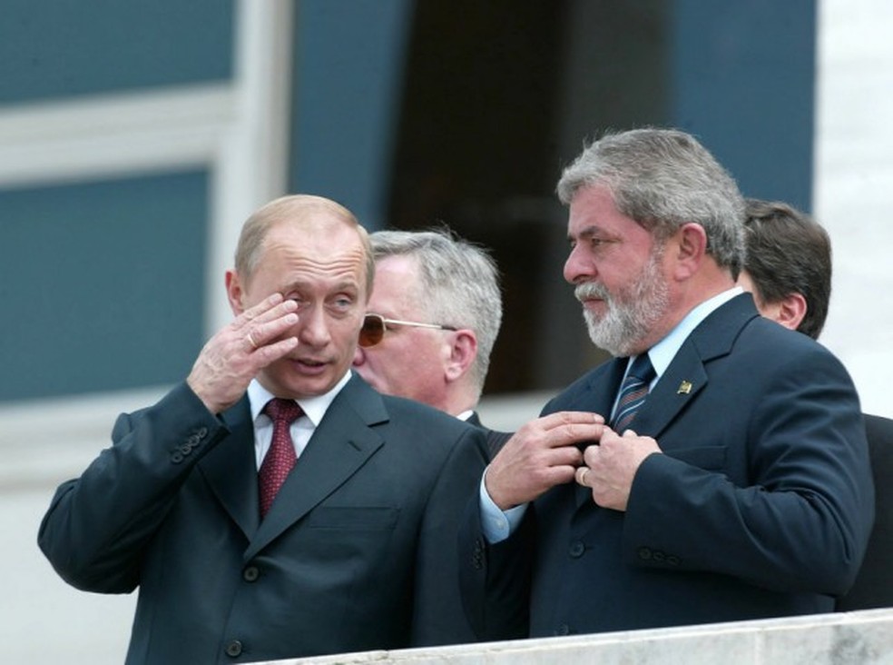 Em uma foto de 2004, Lula, durante seu primeiro mandato, mostra ao presidente da Rússia, Vladimir Putin, a Praça dos Três Poderes em Brasília — Foto: Ailton de Freitas