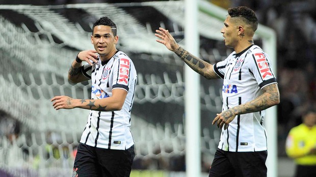 Luciano comemora gol do Corinthians contra o Goiás (Foto: Marcos Ribolli)