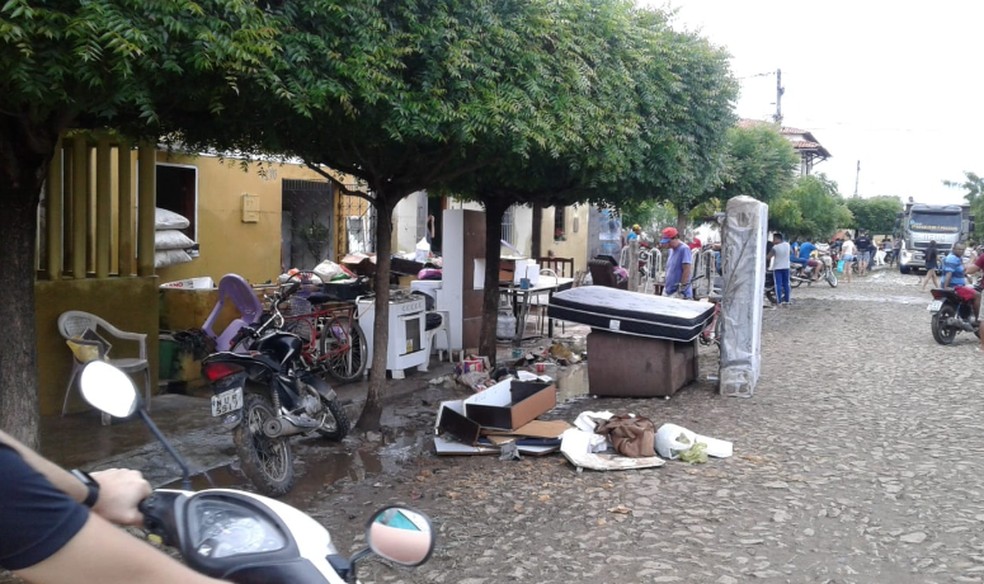 Chuva causa estragos para moradores de Hidrolândia. — Foto: Mateus Ferreira/Sistema Verdes Mares