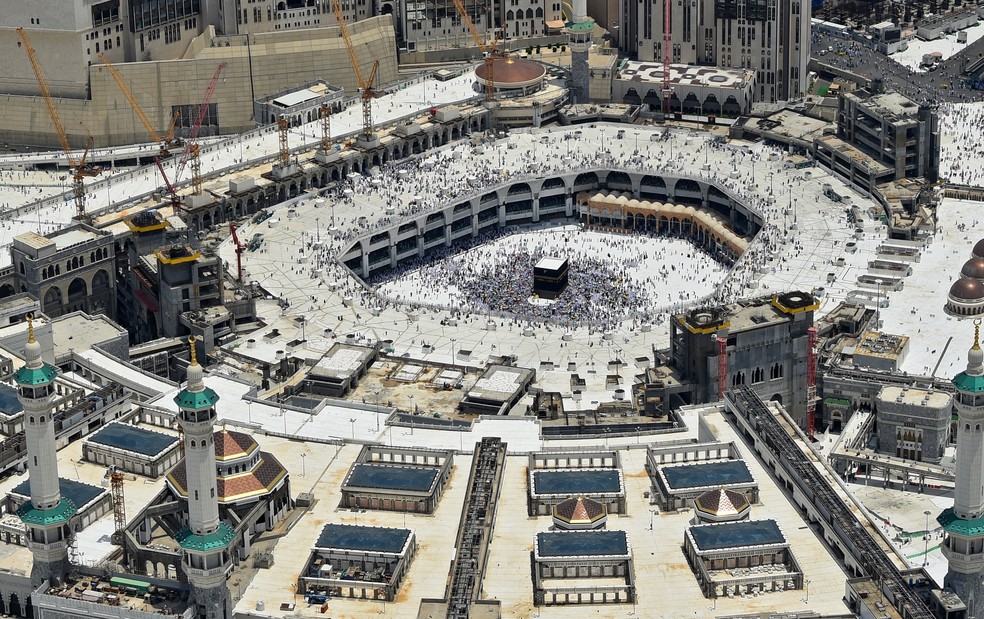 Foto de 2019 que mostra movimentação de peregrinos na Caaba, a grande mesquita de Meca — Foto: Fethi Belaid/AFP/Arquivo