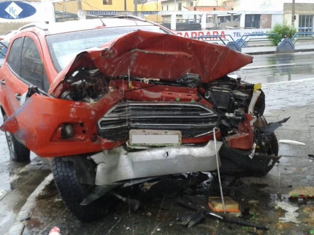 Veículo ficou com a frente completamente destruída (Foto: Divulgação/ Carlos Augusto Ribeiro de Sousa)