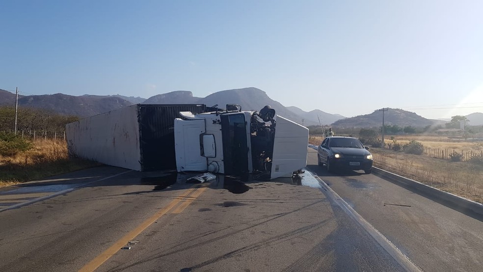 Carreta tomba após colidir com carro na BR-222, entre as cidades de Itapajé e Irauçuba, no interior do Ceará. — Foto: Arquivo pessoal