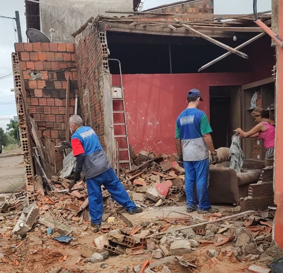 Parte do muro e a parede da sala de uma casa ficaram destruídas após ônibus invadir a residência no Bairro Granja Lisboa. — Foto: Arquivo pessoal