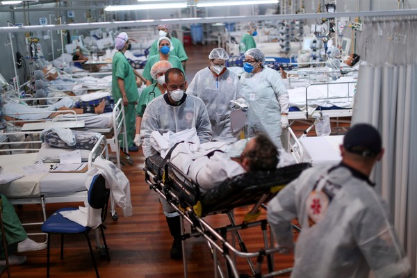 Paciente com Covid-19 é transportado em um hospital de campanha montado no ginásio de esportes Dell'Antonia em Santo André, nos arredores de São Paulo, em abril de 2021. — Foto: Reuters