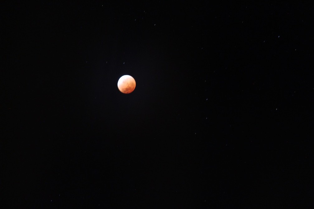Eclipse da lua e "lua de sangue" registrada no céu de Piratininga, no interior de SP, por volta das 2h desta segunda-feira (16) — Foto: Rodolfo Langhi/ Arquivo pessoal