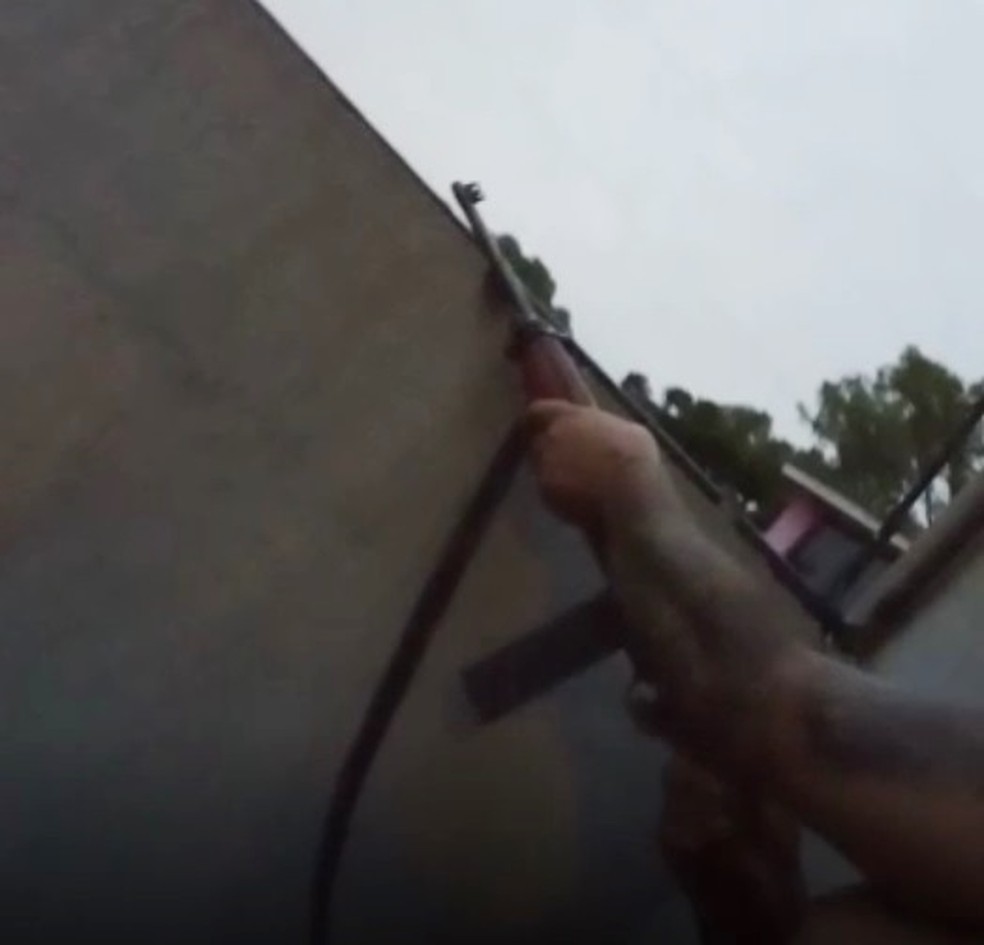 Polícia tem vídeo em que homem aparece atirando de fuzil do pátio de casa para a rua em Passo Fundo — Foto: Polícia Civil/Divulgação