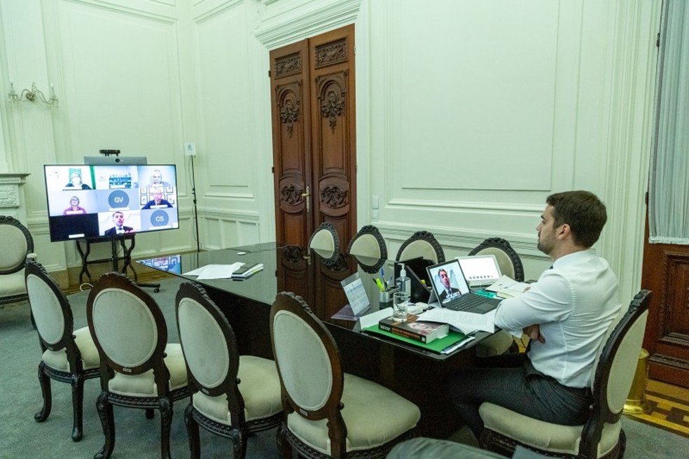 Governo do RS e representantes da Famurs se reuniram na tarde de terça-feira (21) — Foto: Gustavo Mansur / Palácio Piratini