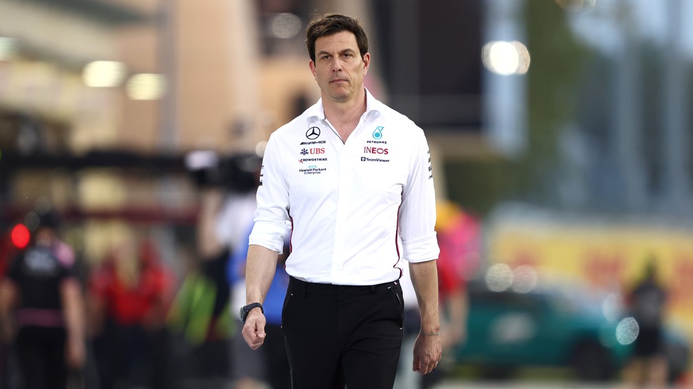 Toto Wolff, chefe da Mercedes, caminha com cara de poucos amigos após a abertura do campeonato — Foto: Bryn Lennon/F1 via Getty Images