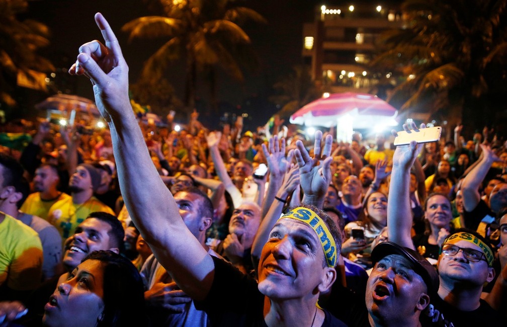 Festa na Barra da Tijuca, Rio, após a eleição de Jair Bolsonaro — Foto: Marcos Serra Lima/G1