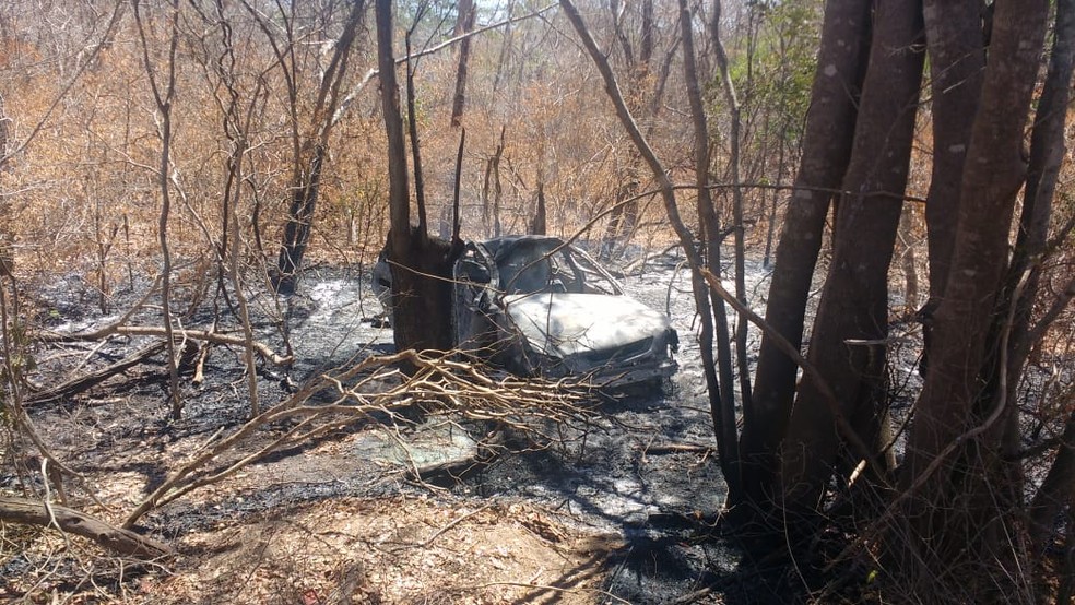 Carro pegou fogo e duas pessoas morreram â€” Foto: Corpo de Bombeiros/DivulgaÃ§Ã£o