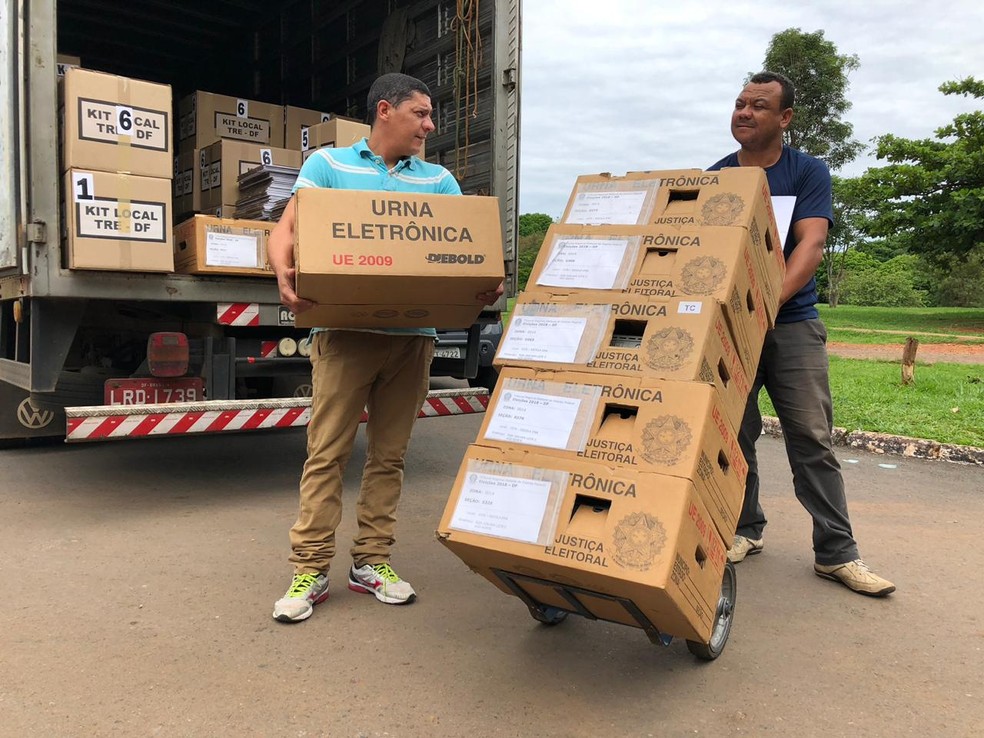 Urnas sendo encaminhadas para local de votação deste domingo — Foto: Salvatore Casella/TV Globo