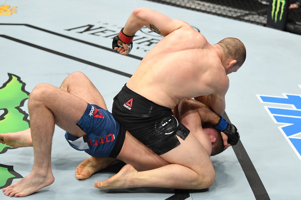 Alex Morono castiga Zak Ottow â?? Foto: Getty Images