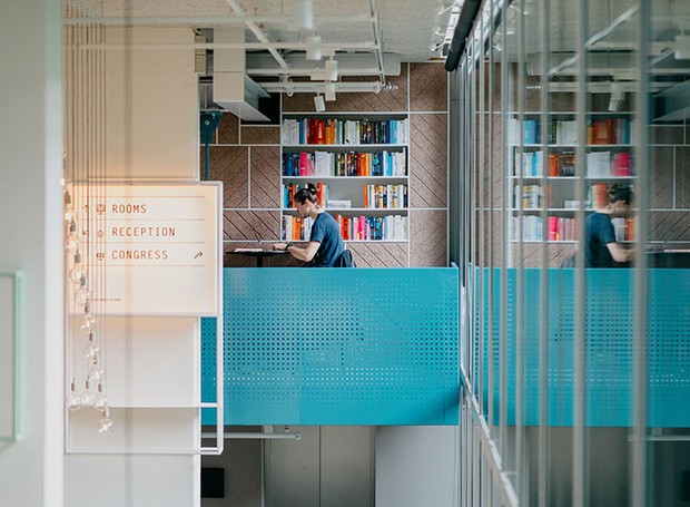 Lá é possível encontrar salas de estudos com estantes para livros, além de espaços de coworking e salas de reuniões  (Foto: Reprodução/weheart)