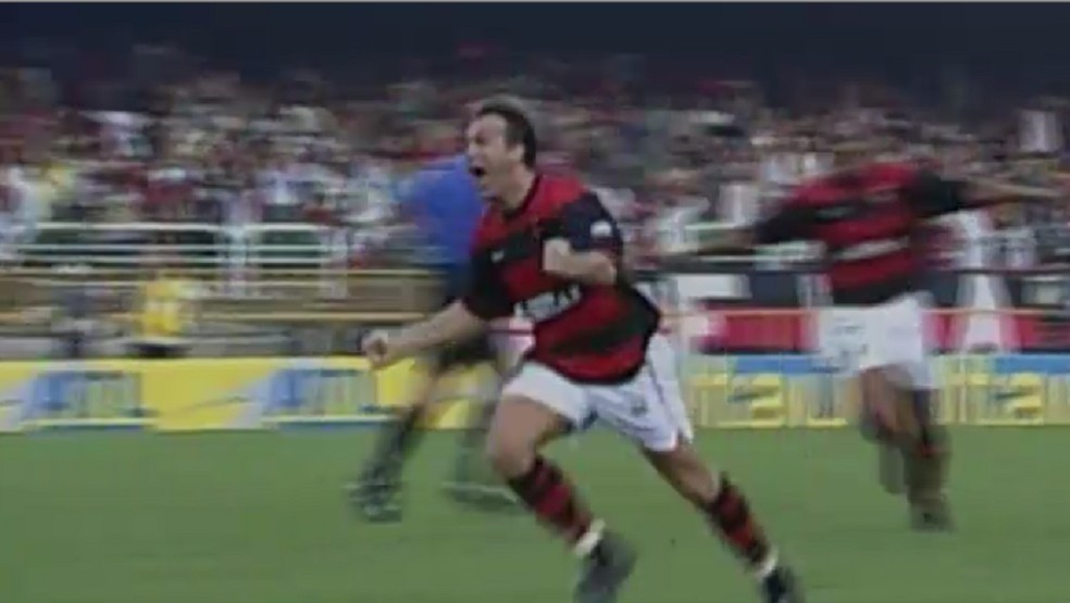Pet comemora gol do tri Carioca em 2001; Flamengo precisava vencer Vascopor dois gols de diferença — Foto: Reprodução