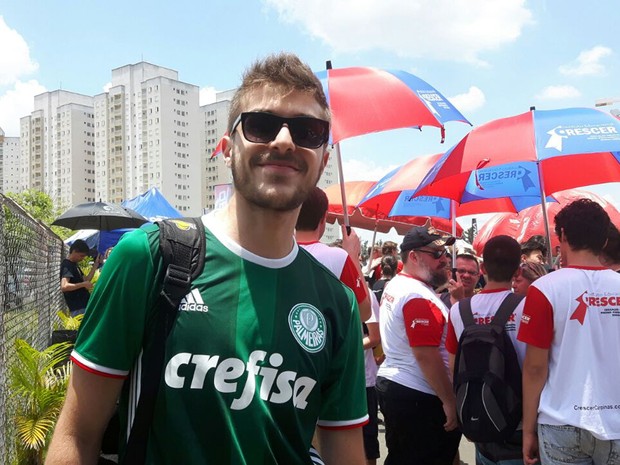 Torcendo pela vaga na USP e pelo título no futebol, candidato vestiu a camisa do Palmeiras para fazer a prova da Fuvest (Foto: Arlete Moraes)