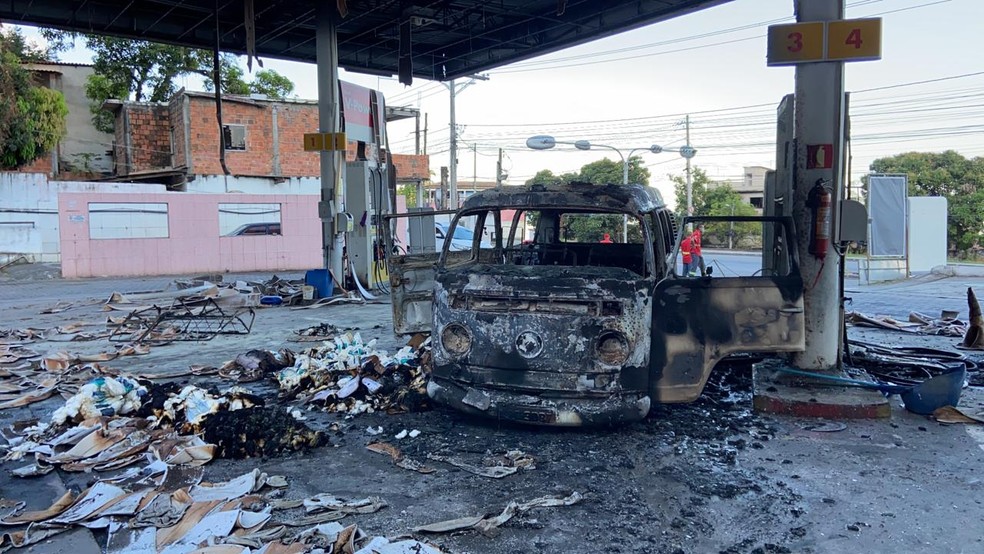 Posto de combustível fica destruído após carro pegar fogo em Salvador — Foto: Victor Silveira/TV Bahia