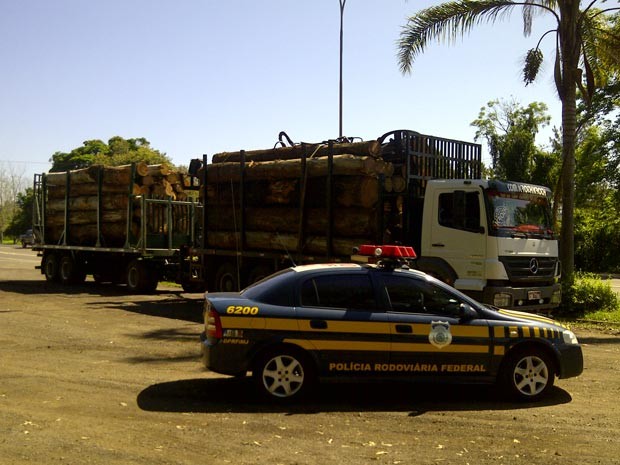 PRF de Rio do Sul flagra caminhão arqueado pelo excesso de peso
