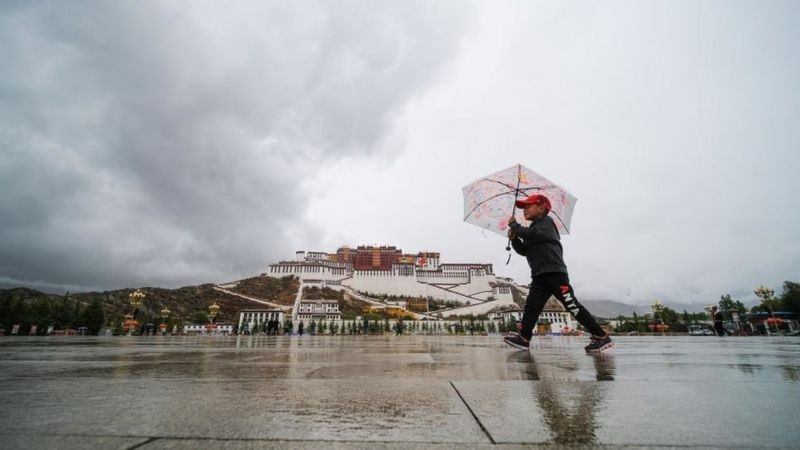 Água de chuva no mundo todo está contaminada com 'poluentes eternos', mostram estudos (Foto: Getty Images via BBC News)