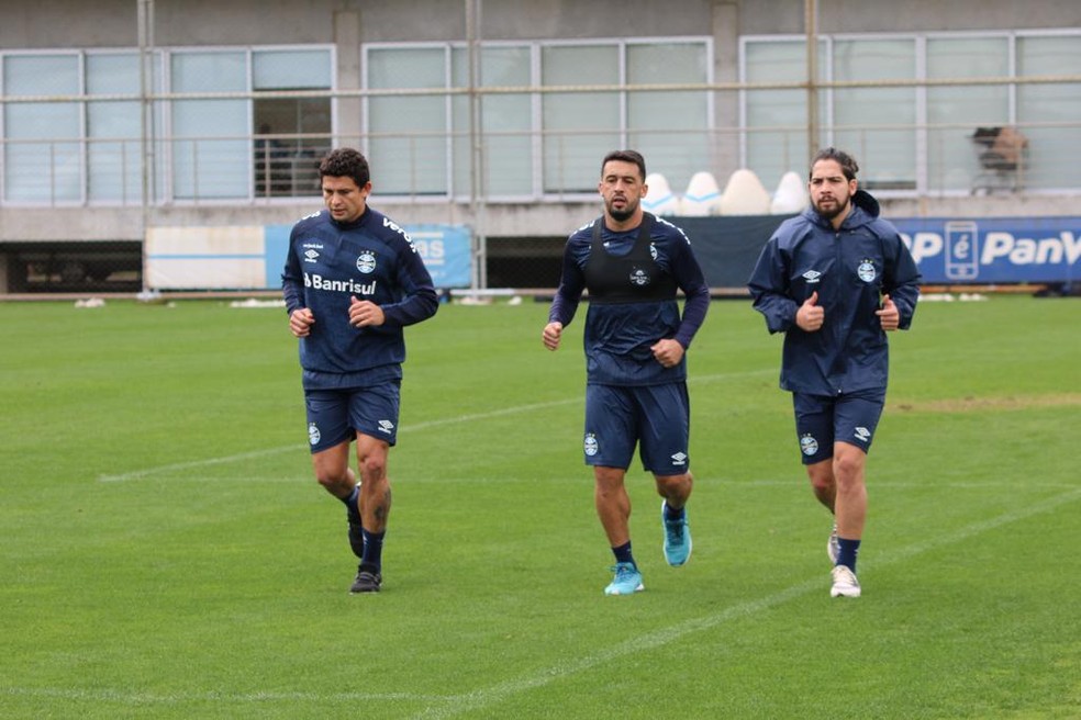 Benítez volta a treinar após desfalcar a equipe por mais de um mês
