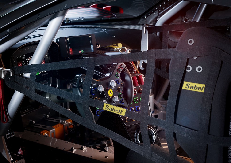 O interior da Ferrari 296 GT3 é inspirado nos carros de F1 e tem várias partes de fibra de carbono — Foto: Divulgação 