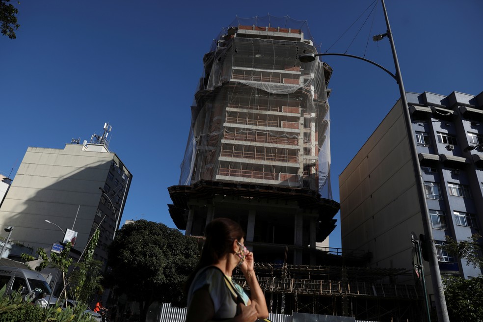 Prédio em construção no Rio de Janeiro — Foto: Pilar Olivares/Reuters
