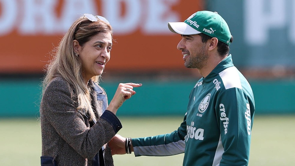 Leila Pereira, presidente do Palmeiras, conversa com Abel Ferreira — Foto: Cesar Greco / Ag. Palmeiras