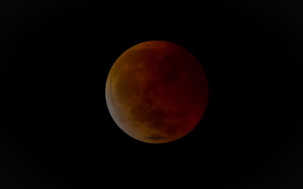 Eclipse que formou a "lua de sangue" foi registrado também na área urbana de Piratininga  — Foto: Cesar Evaristo / Arquivo pessoal