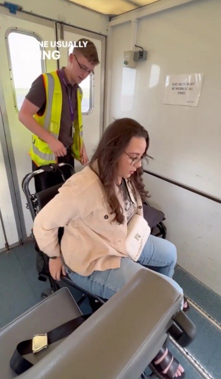 Cadeirante precisa se arrastar pelo chão para usar o banheiro durante voo (Foto: Reprodução/ instagram)