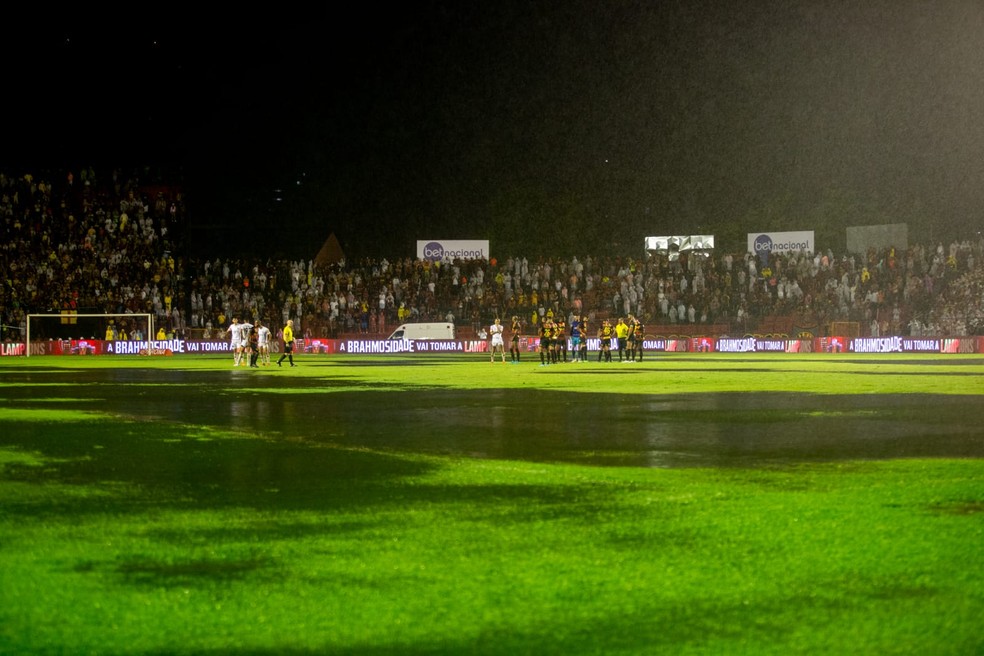 Sport x ABC foi interrompido na quarta-feira devido a estado do gramado da Ilha do Retiro &mdash; Foto: Renn&ecirc; Carvalho/ABC