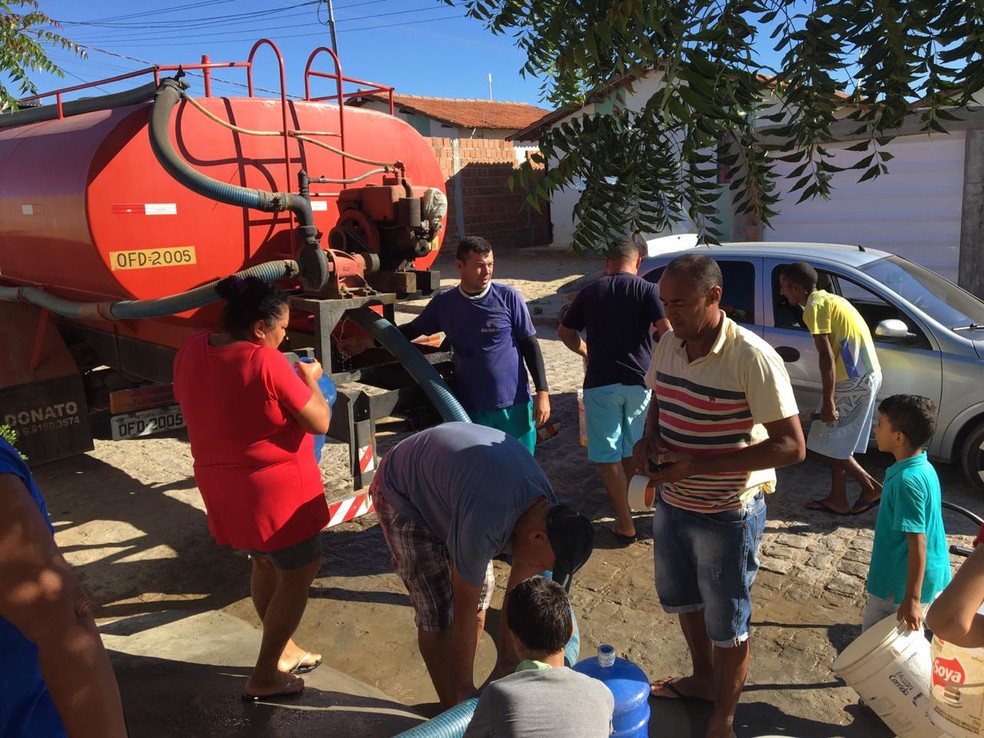 Terezinha compartilhou 16 mil litros de água que ganhou com moradores do bairro Três Irmãs, em Campina Grande — Foto: Felipe Valentim/TV Paraíba