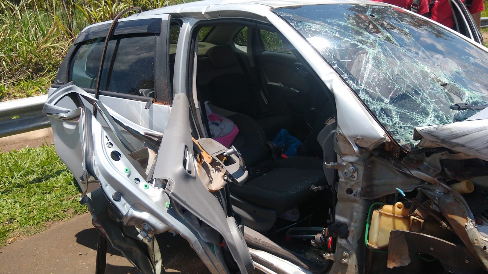 Batida entre carro e trator deixa três adultos e uma criança feridos em rodovia de Borborema