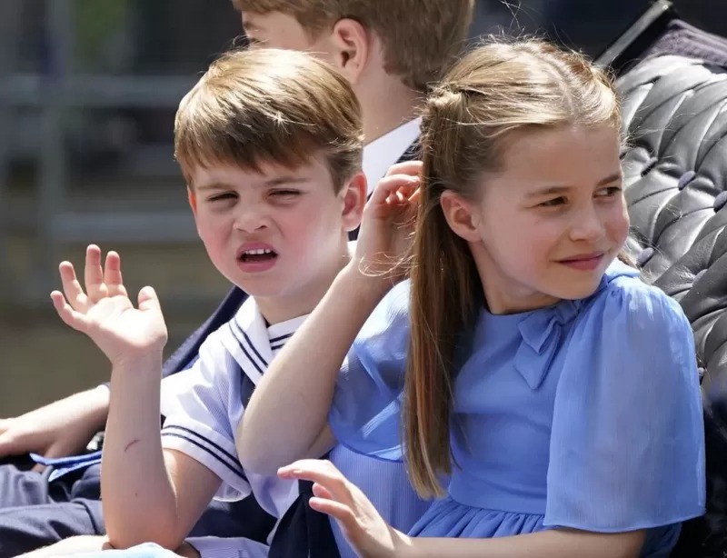 O príncipe George, o príncipe Louis e a princesa Charlotte andam de carruagem enquanto a procissão real passa pelo The Mall durante a cerimônia do Trooping the Colour (Foto: PA Media via BBC News)