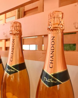 Como toda festa que se preze, tem bebida boa à vontade no VFNO - no caso, open bar de champanhe rosé da Chandon para todos os visitantes do FNO no Village Mall