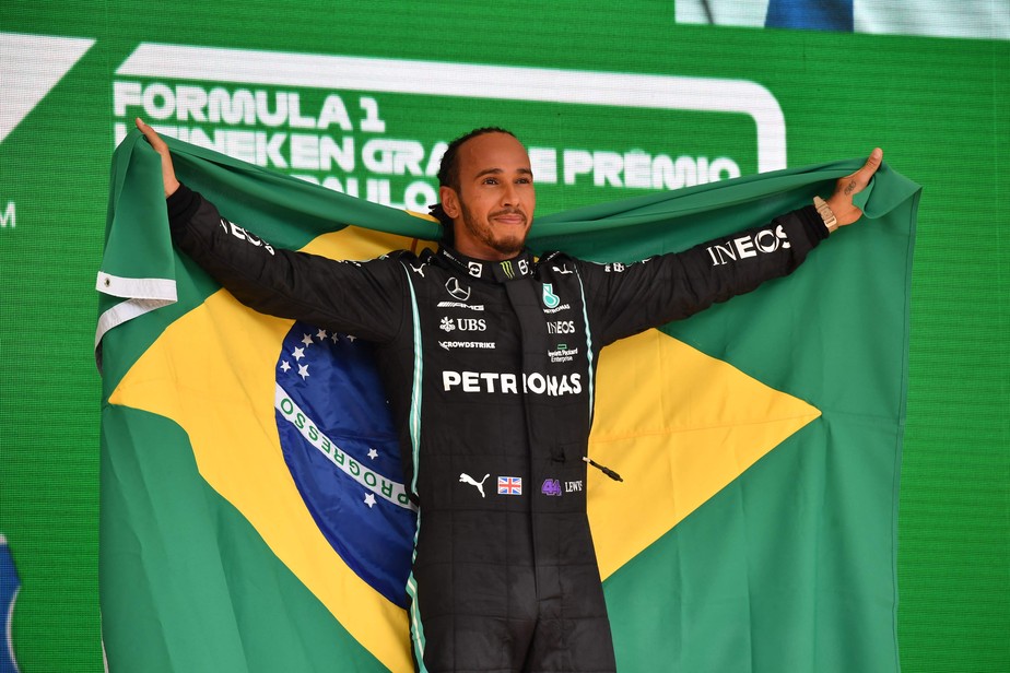 Lewis Hamilton posa com a bandeira do Brasil após vencer o GP de 2021, em Interlagos