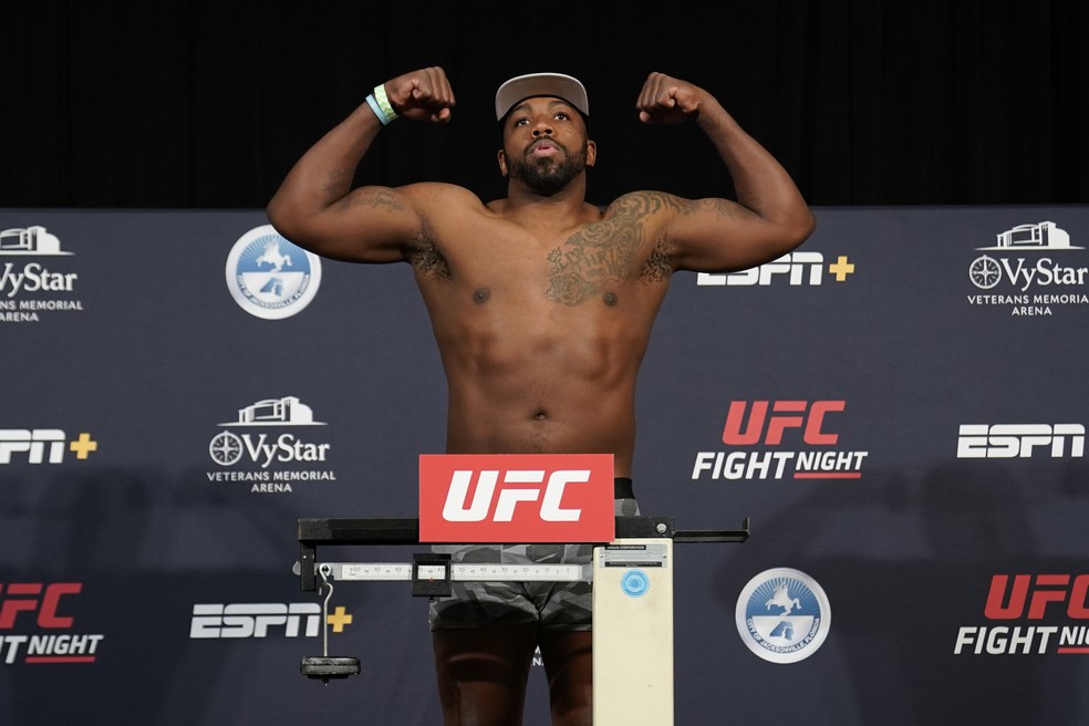 O peso-pesado Walt Harris foi o primeiro a subir na balança na pesagem do UFC: Overeem x Harris — Foto: Getty Images