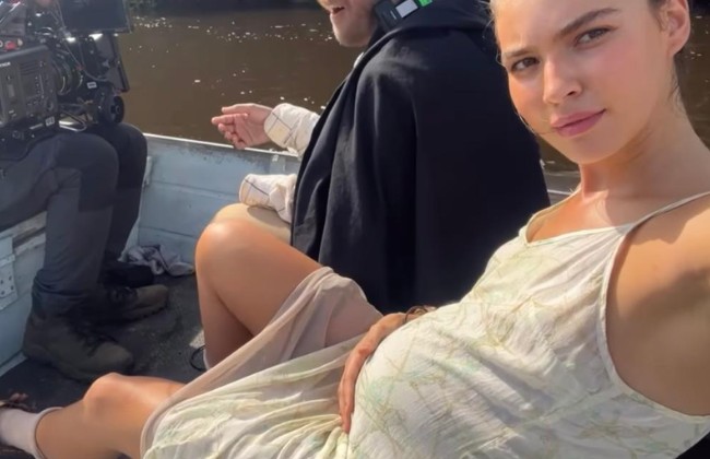 Alanis compartilhou um registro de Juma grávida durante as gravações da novela (Foto: Instagram / @alanissguillen / Reprodução)