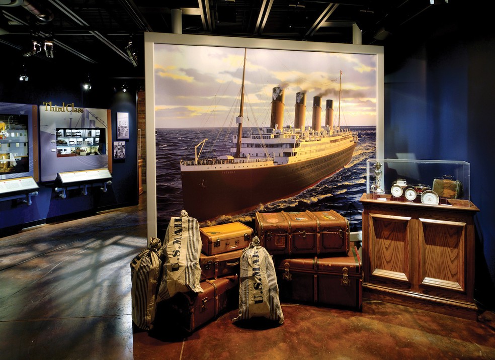 Cerca de 400 objetos originais do Titanic resgatados do fundo do mar ficam expostos para os visitantes — Foto: Titanic Museum / Reprodução