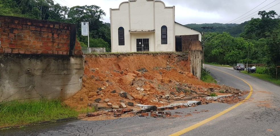 Igreja teve parte de muro destruído pela chuva  — Foto: Paulo Mueller/NSC TV 