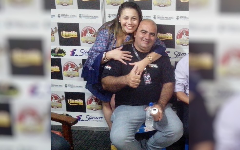 Denise foi morta com um tiro, na porta de casa; Aginaldo, marido dela, Ã© supeito do crime (Foto: Arquivo pessoal)
