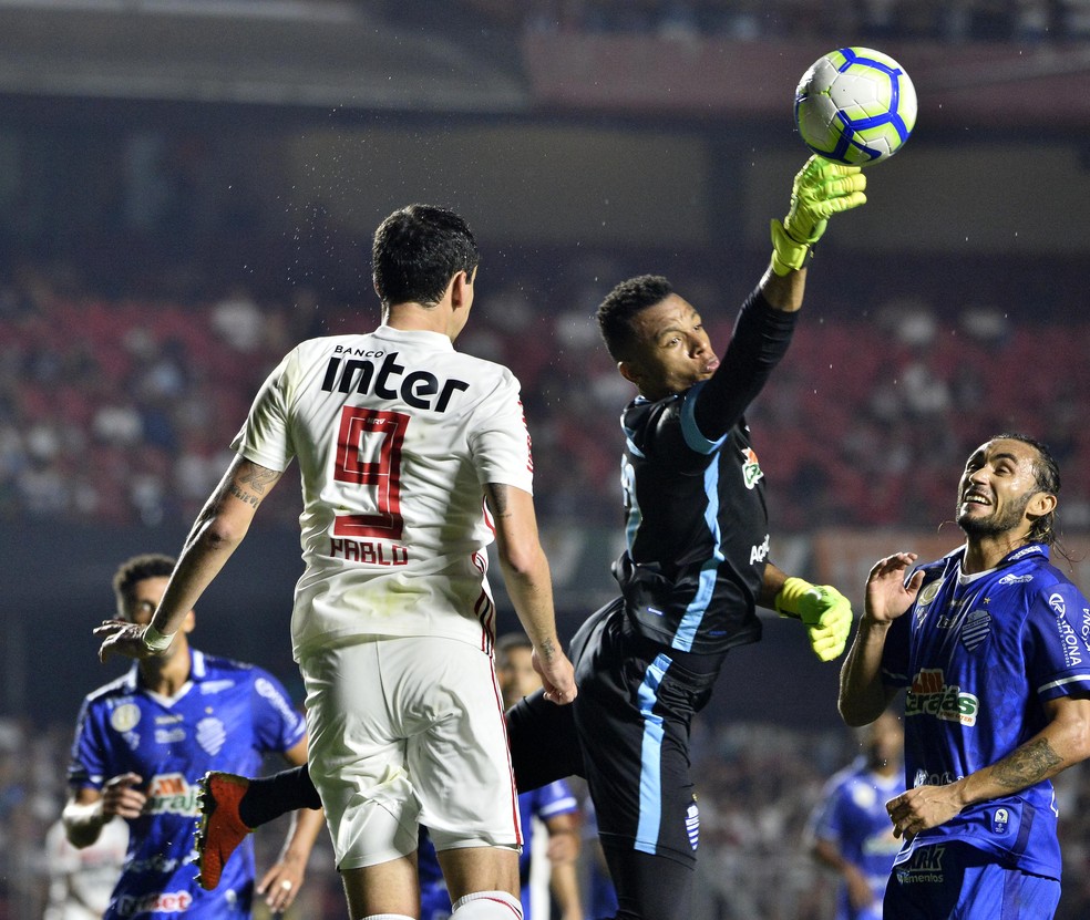 Destaque do CSA, Jordi saiu mal no gol do São Paulo — Foto: Marcos Ribolli