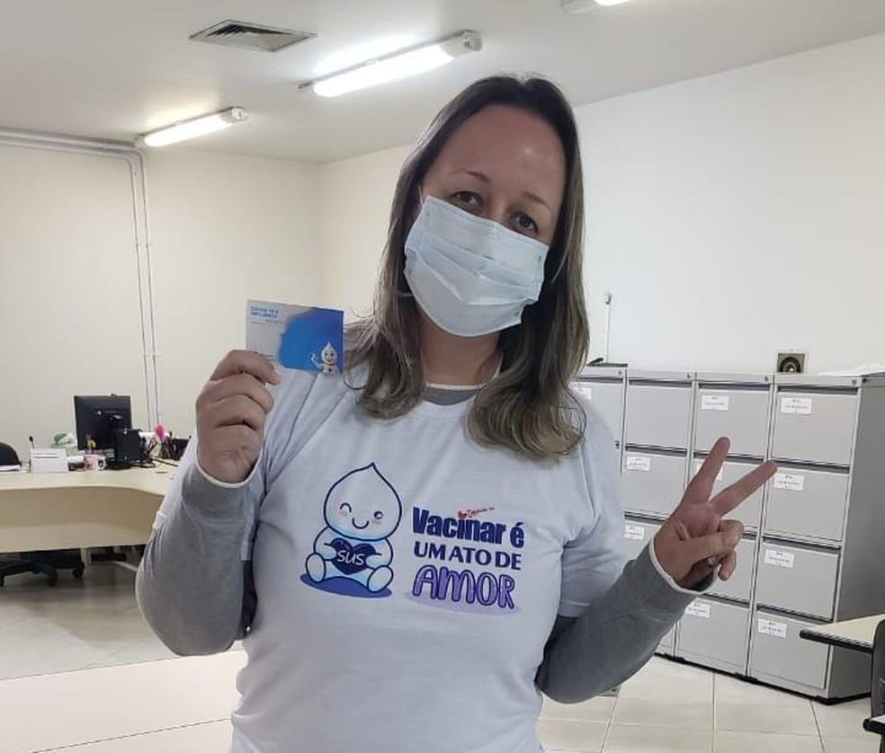 A fisioterapeuta tomou a segunda dose da vacina da Astrazeneca e seguiu com a amamentação de Joaquim por mais 20 dias — Foto: Maryucha Miranda/Arquivo Pessoal