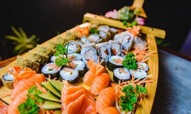 A barca com iguarias da culinária japonesa é um dos destaques do cardápio do Baby Beach Sushi Lounge Bar, na Rua Uruguai  (Foto: Acervo pessoal)