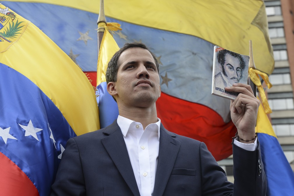 Juan Guaidó, presidente da Assembleia Nacional da Venezuela, não reconhecida por Nicolás Maduro, se declara presidente interino do país — Foto: Federico Parra/ AFP