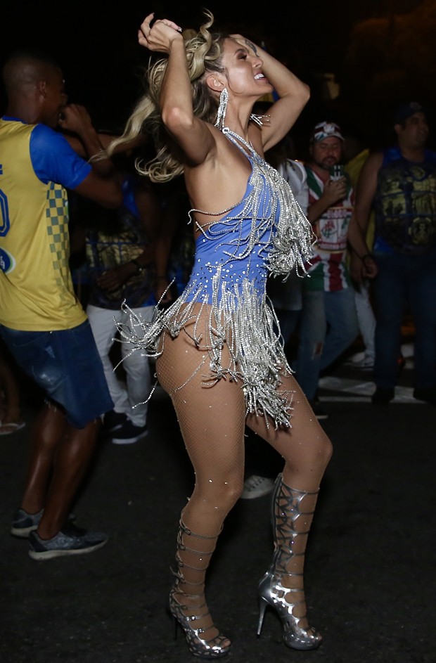 Lívia Andrade em ensaio de Carnaval (Foto: Roberto Filho/Brazil News)