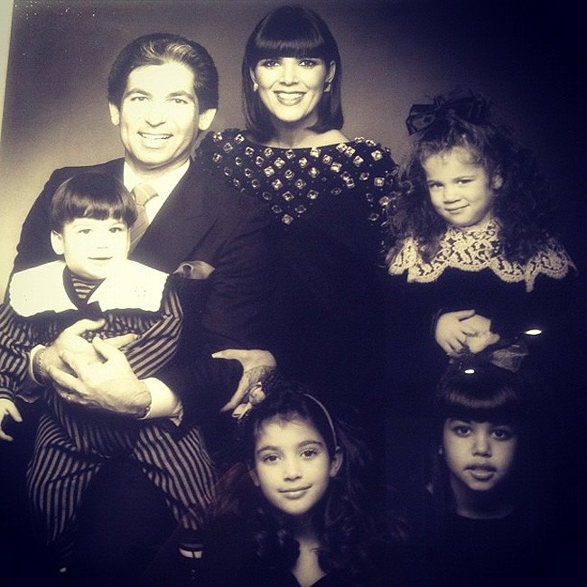 Kim Kardashian (embaixo, ao centro) ao lado de toda a família (Foto: Reprodução)